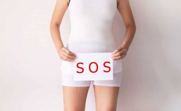 SOSの紙を持つ女性のイメージ