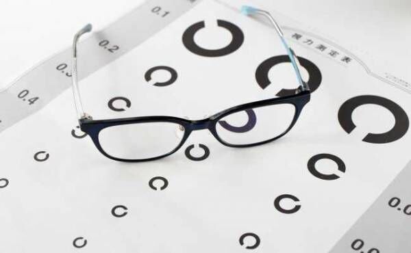 眼鏡と視力検査表のイメージ