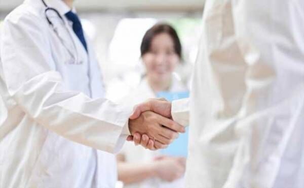 医師と握手する患者のイメージ