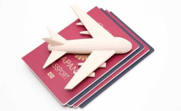 飛行機とパスポートのイメージ