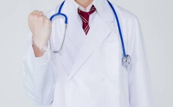白衣を着た男性医師のイメージ