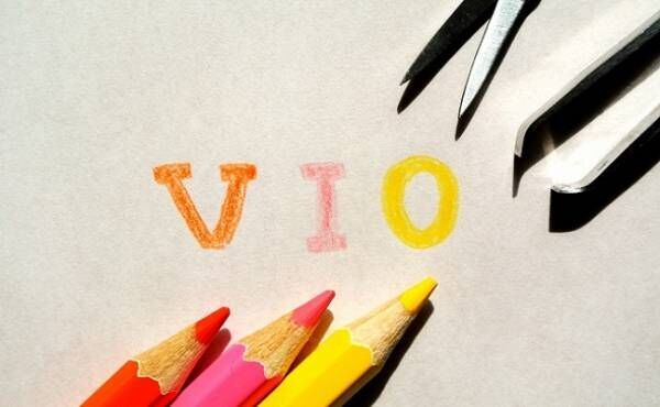 VIOと書かれた文字と色鉛筆