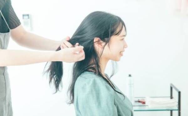 美容室で髪を切る女性のイメージ