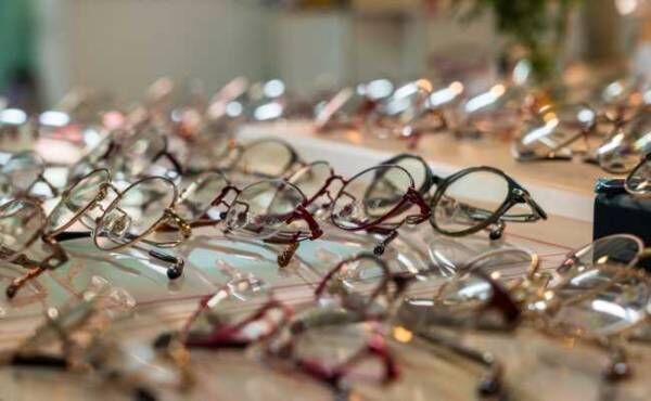 眼鏡屋でメガネが陳列されているイメージ
