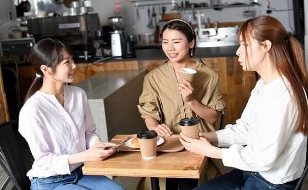 カフェで談笑する3人の女性