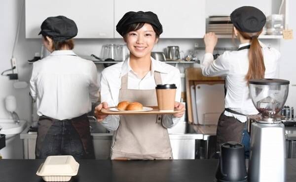 カフェで働く女性
