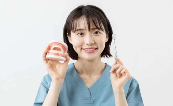 歯磨き指導をする歯科衛生士のイメージ