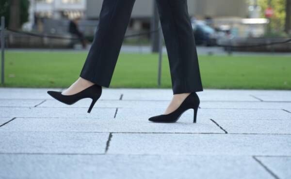 軽快に歩く女性の足元のイメージ