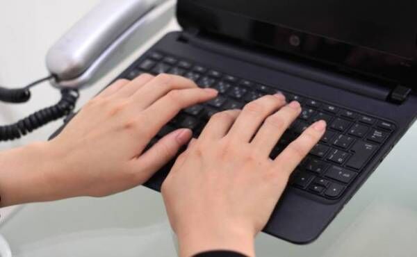 パソコンを打つ女性の手