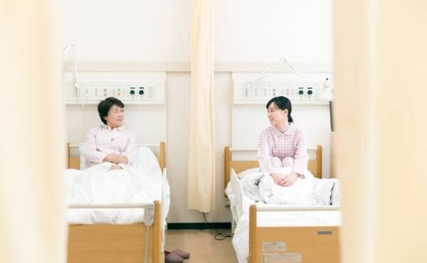 病室で隣の女性と話をするイメージ