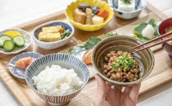 納豆とバランスのいい食事のイメージ