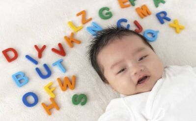 赤ちゃんと玩具のアルファベット