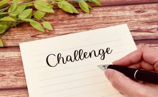 「Challenge」と書かれた紙とボールペン