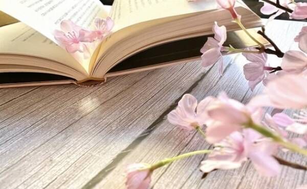 ページが開かれた本と桜の花