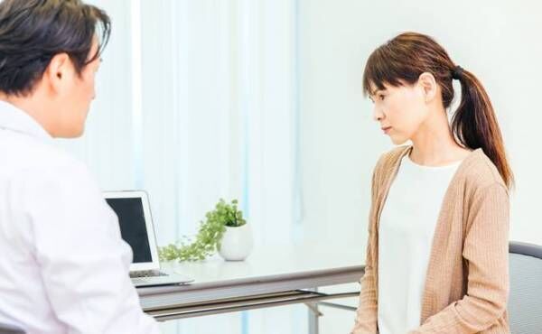 病院で医師と話をする女性のイメージ