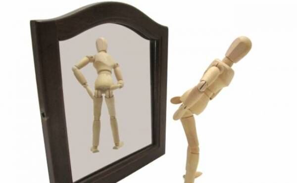 鏡とポーズ人形のイメージ