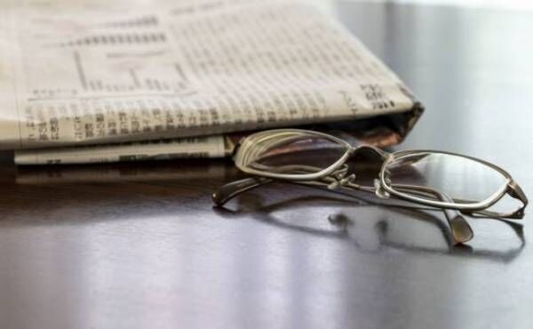 新聞とメガネのイメージ
