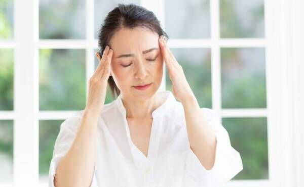 頭痛に悩む女性のイメージ