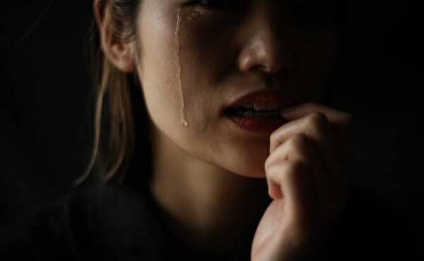 泣いている女性のイメージ