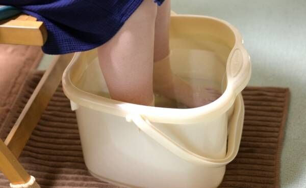 「夏でも手足が冷たい…」自宅介護で試したマッサージと足湯の効果は【体験談】