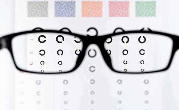 眼鏡と視力検査表のイメージ