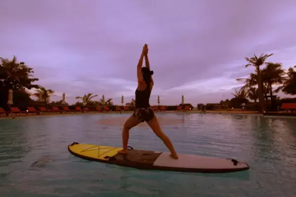 沖縄のガーデンプールで水上ヨガを体験