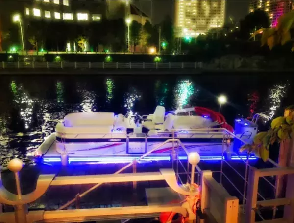 グランピング気分が楽しめる「クルーザー」が就航