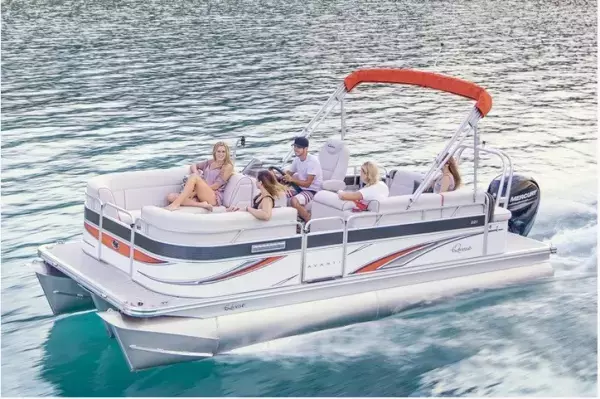 グランピング気分が楽しめる「クルーザー」が就航