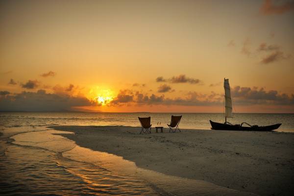【星のや竹富島】干潮時のみ現れるサンゴ砂の島で、2人きりの夕日ツアーを