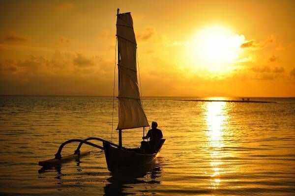 【星のや竹富島】干潮時のみ現れるサンゴ砂の島で、2人きりの夕日ツアーを