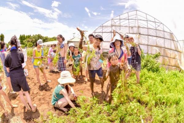 有機野菜畑で泥まみれ！自然を感じる泥フェス「Mud Land Fest 2019」