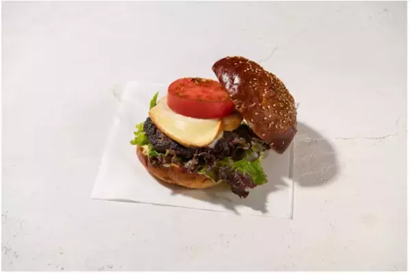 標高1400メートル「山上のビーチリゾート」が出現