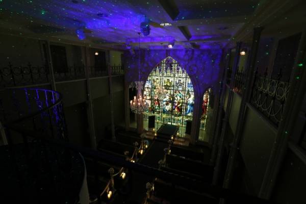 チャペルで行うヒーリングヨガ！美食ランチ付きの特別イベント開催