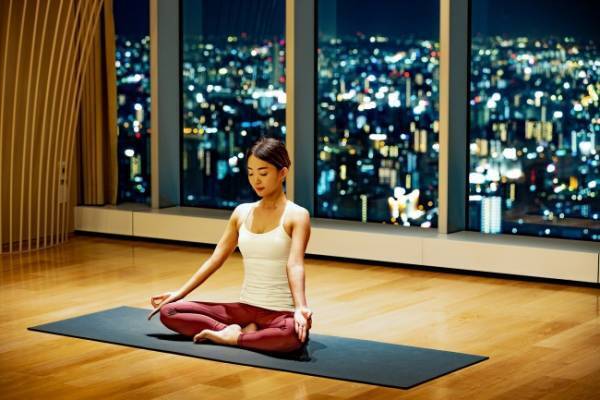 地上200mの天空ヨガスタジオOPEN！ラグジュアリーなヨガ体験を