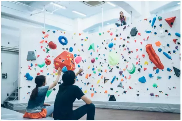 大手町エリアのボルダリングジムが、コンペを開催！