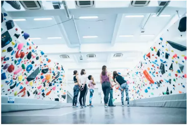 大手町エリアのボルダリングジムが、コンペを開催！