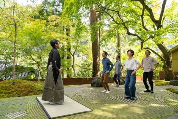 星のや京都、新緑の美しい朝に大声で笑う「新緑の青空狂言」開催