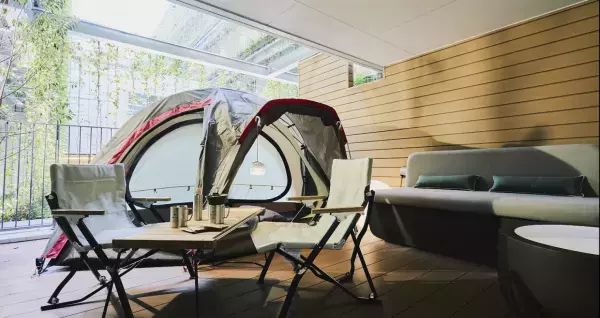 駅から2分のホテルで「グランピング」体験