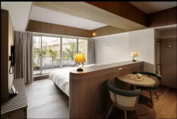 駅から2分のホテルで「グランピング」体験