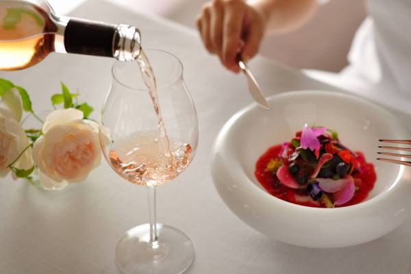 星野リゾート八ヶ岳でロゼワインと夜桜見物！1日1組限定の特別プラン