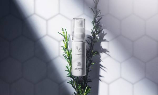 美白をナチュラルへ。蜂蜜と7種のハーブで透明感を引き出す美白美容液誕生