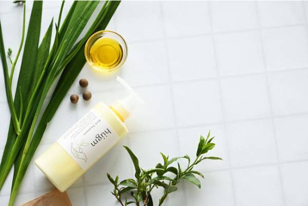 希少な茶の実オイル配合!「hugm リッチトリートメント」で豊かなツヤ髪に