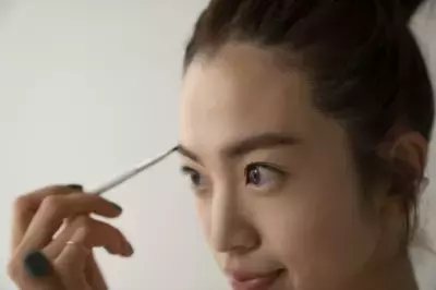 ぼかした自然な「ふんわり眉」を作る「グレイシィ チップオン パウダーアイブロウ」発売