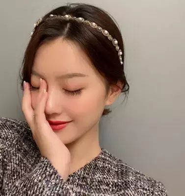 人気のヘアアクセで華やかに変身！ショートでもキマるアレンジスタイルを紹介