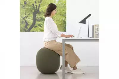 バランスボールの新しい定番　 デスクワークで体幹トレーニング