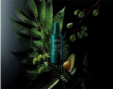 翌朝の髪で感じる植物科学の補修力。アヴェダ「オーバーナイト セラム」新発売