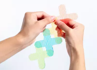 体温を感知してやさしく包み込む新素材「HUMOFIT(R)」採用のSTEAM脳育トイ「キャンディぷらす(R)」