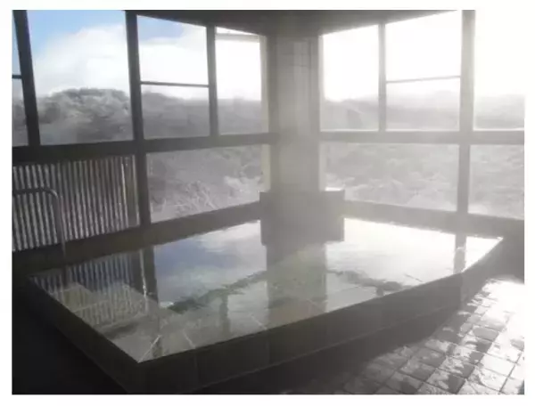 湖畔で焚き火を楽しめるグランピング施設がグランドオープン