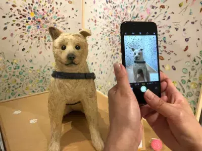 渋谷のNEW“映え”スポット！！ハチのふるさと秋田を描いた フラワーアートが大好評　 渋谷に咲く大輪の花をバックに、秋田杉の忠犬ハチ公をパシャリ！