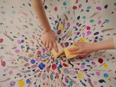 渋谷のNEW“映え”スポット！！ハチのふるさと秋田を描いた フラワーアートが大好評　 渋谷に咲く大輪の花をバックに、秋田杉の忠犬ハチ公をパシャリ！